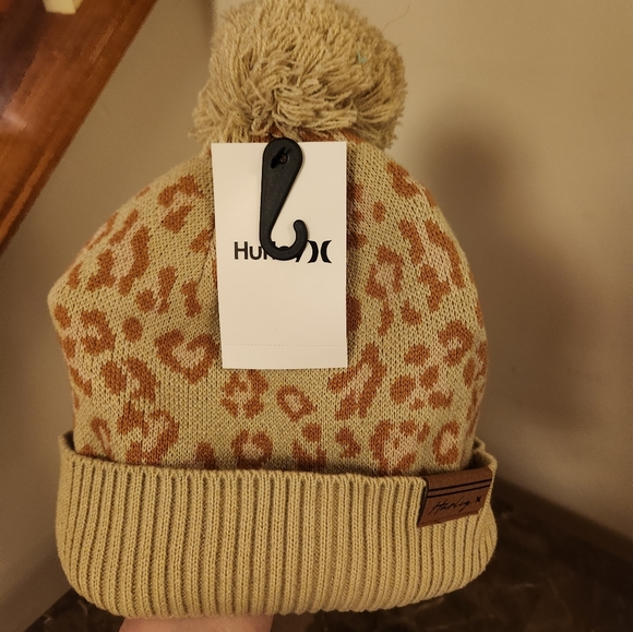 Hurley cheetah print winter hat with pom on top nwt - Picture 5 of 7